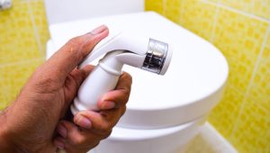 Có nên rửa vùng kín sau khi đi tiểu?