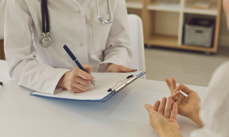 Thăm khám bác sĩ chuyên khoa để được tư vấn điều trị hormone hoặc các liệu pháp phù hợp