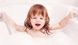 Hướng dẫn cách vệ sinh vùng kín cho bé gái sạch sẽ đúng cách