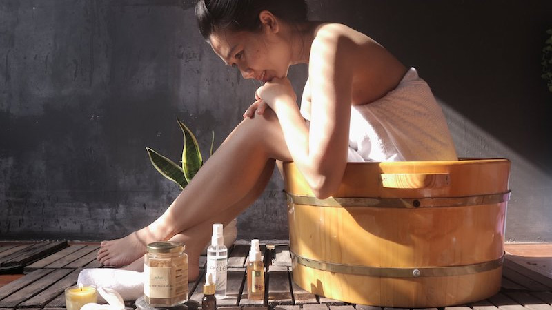 Rửa vùng kín bằng nước ấm có tốt không?