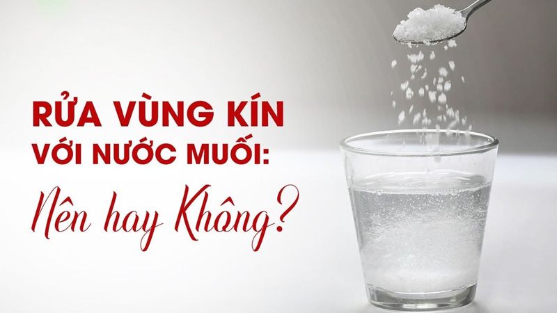 Rửa vùng kín bằng nước muối sinh lý được không?