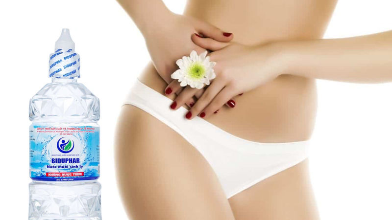 Rửa vùng kín bằng nước muối sinh lý được không?