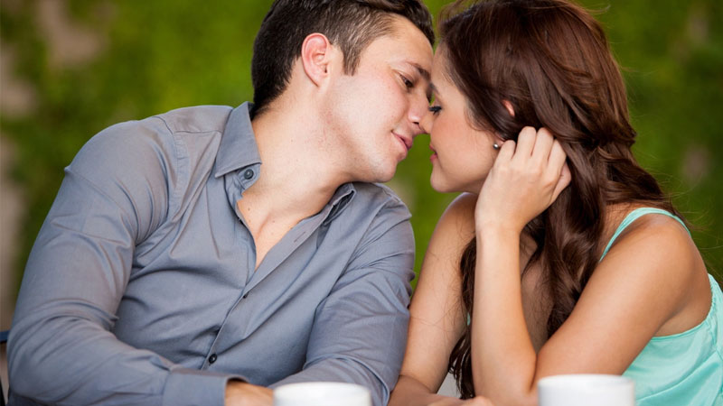 Quen nhau và yêu bao lâu thì cho bạn trai hôn?