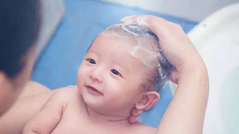 Review sữa tắm Lactacyd cho bé: phân loại, ưu điểm và giá bán