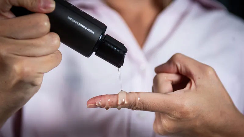 Phụ nữ quan hệ xong bị đau rát có sao không?