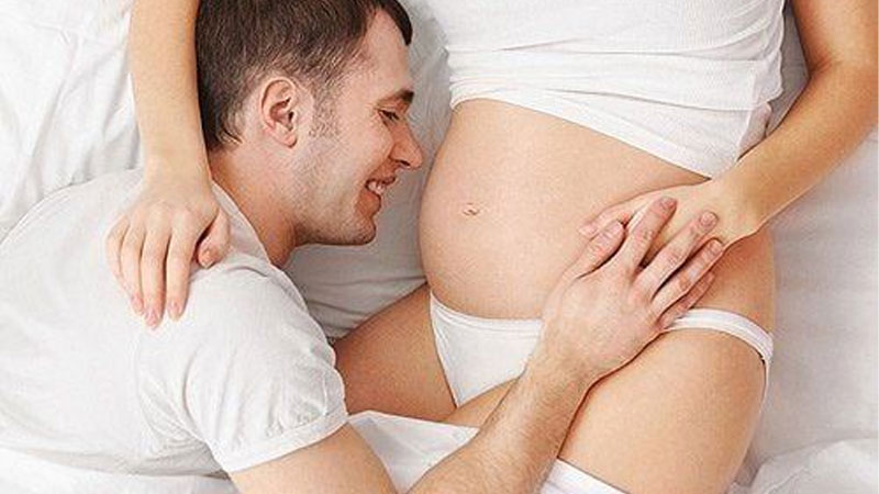Mang bầu 3 tháng giữa quan hệ được không?