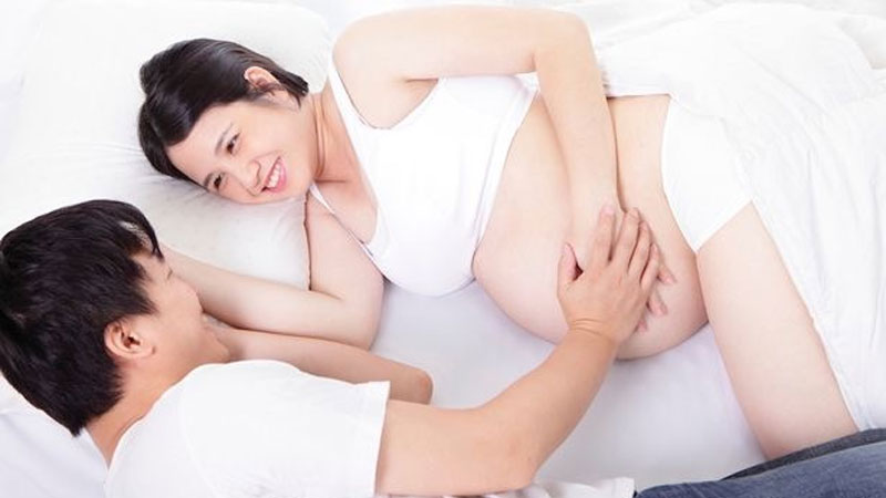 Chọn tư thế không đè lên bụng, ưu tiên tư thế giúp mẹ bầu chủ động
